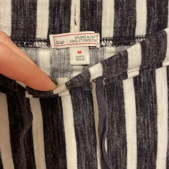 GAP Size Medium Gray and White Vertical Stripes Mini Skirt - Picture 3 of 8